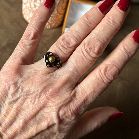 Elegant Louis Vuitton Black and Gold Heart Ring
Box Not Included like New - Picture 3 of 6
